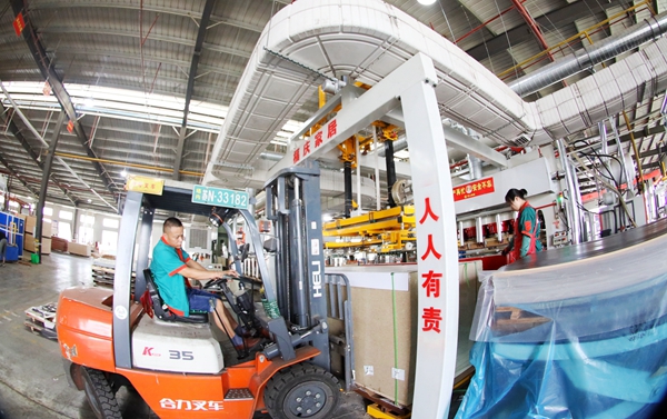 沭陽縣一公司車間內(nèi)一派緊張有序的繁忙景象。沭陽縣委宣傳部供圖