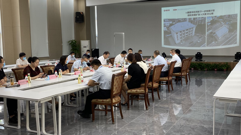 河東區(qū)委書記范少軍一行深入老電建公司辦公園區(qū)就盤活園區(qū)工作進行部署研究。河東區(qū)供圖