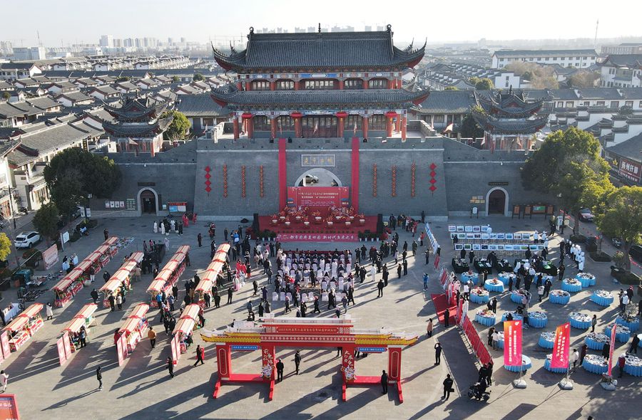 城門掛春聯(lián)，金湖沖刺“開門紅”。陳義寶攝