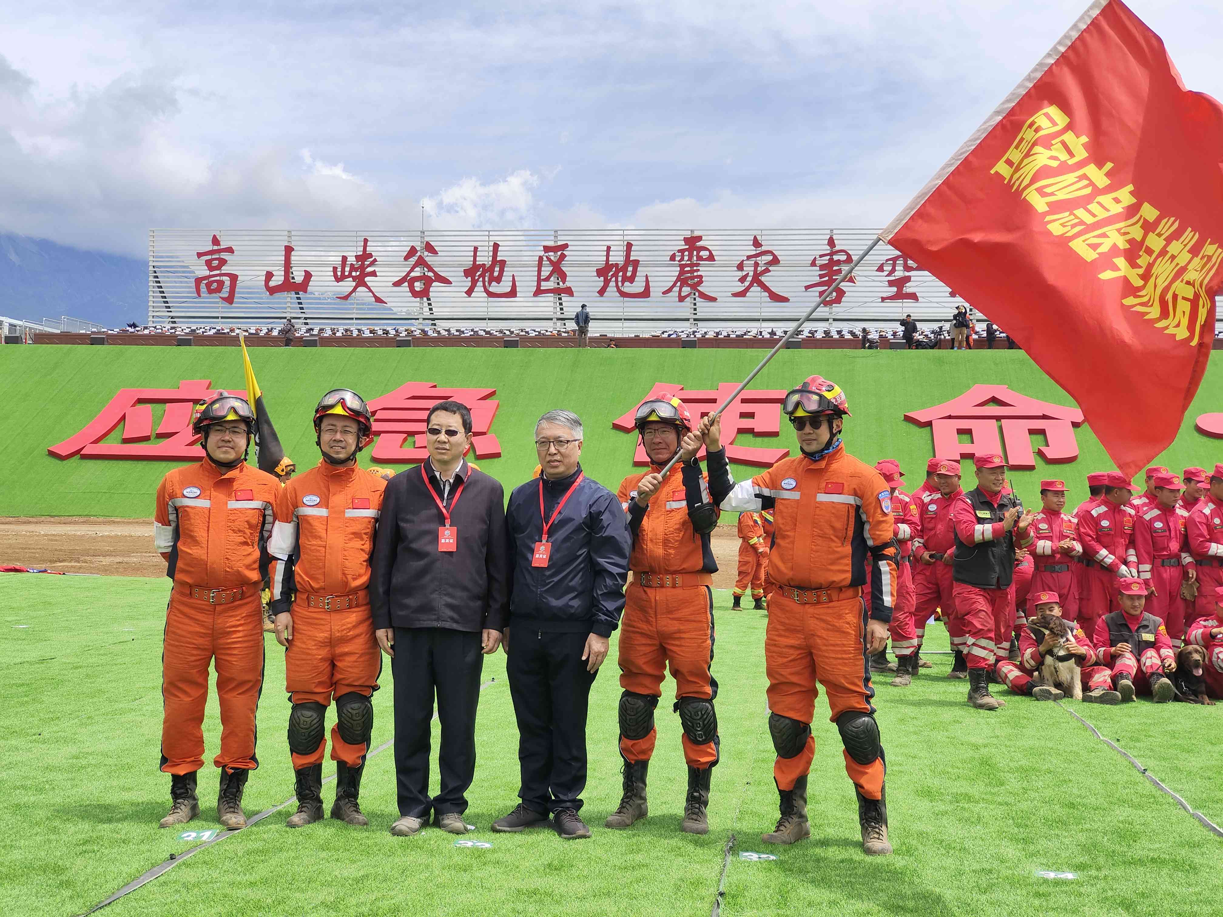 呂國(guó)忠以總領(lǐng)隊(duì)身份，帶領(lǐng)國(guó)家應(yīng)急醫(yī)學(xué)救援隊(duì)演練。受訪者供圖