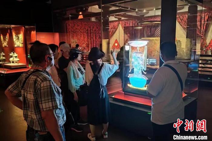 圖為臺灣新北市永和區(qū)里長聯(lián)誼會江西參訪團一行在南昌漢代?；韬顕z址博物館內(nèi)參觀展出的珍貴文物。　駱小龍 攝