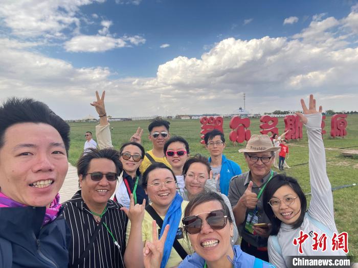 圖為臺胞在鄂爾多斯草原合影?！∪~冠賢 攝