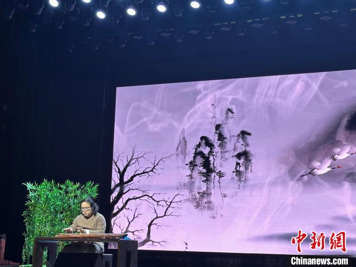 閩派古琴名家陳志強演奏一曲《流水》?！堺惥?攝