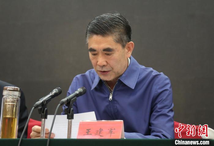 圖為青海省委書記王建軍出席會議并作講話?！?zhí)砀?攝