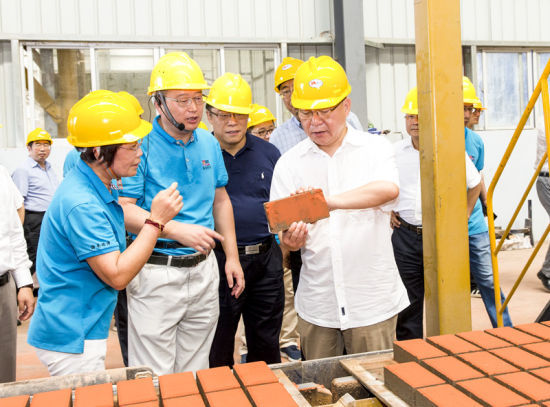 2019年6月21日下午，省長(zhǎng)沈曉明在三亞建筑廢棄物綜合利用廠，查看用建筑廢棄物綜合處理后制成的再生水泥磚。海南日?qǐng)?bào)記者 宋國(guó)強(qiáng) 攝