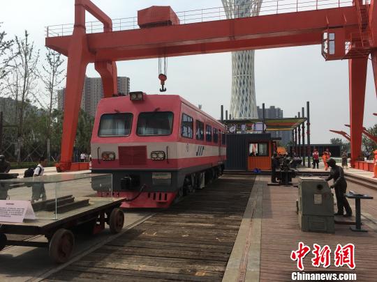 公園內(nèi)的火車車廂與貨場龍門吊等工業(yè)遺跡。　高紅超 攝