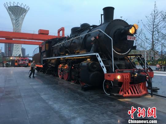 公園內(nèi)保留布置了蒸汽時代火車頭?！「呒t超 攝
