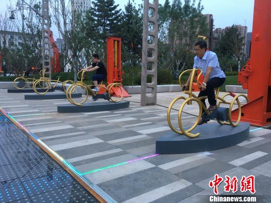 市民使用公園內(nèi)的健身設(shè)施?！「呒t超 攝