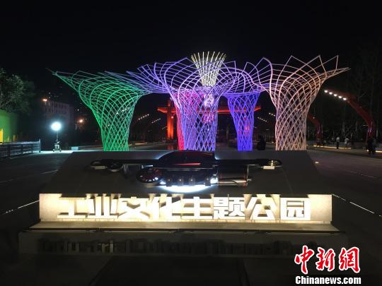 夜晚，奧運“五色樹”的燈光?！「呒t超 攝