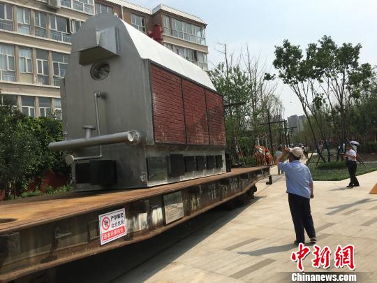 公園內(nèi)陳列著臥式蒸汽鍋爐等工業(yè)產(chǎn)品?！「呒t超 攝