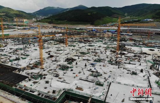 6月28日，航拍鏡頭下的河北張家口冬奧會(huì)太子城冰雪小鎮(zhèn)項(xiàng)目。太子城冰雪小鎮(zhèn)項(xiàng)目位于2022年冬奧會(huì)張家口賽區(qū)核心區(qū)，連接張家口賽區(qū)云頂和古楊樹(shù)兩個(gè)競(jìng)賽場(chǎng)館群，建成后將承擔(dān)賽時(shí)核心區(qū)配套保障功能，提供冬奧頒獎(jiǎng)、貴賓接待、交通換乘、休閑娛樂(lè)等服務(wù)，賽后將成為一座國(guó)際化四季度假小鎮(zhèn)。 中新社記者 楊艷敏 攝