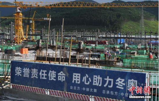 6月28日，河北張家口冬奧會(huì)太子城冰雪小鎮(zhèn)項(xiàng)目現(xiàn)場(chǎng)。太子城冰雪小鎮(zhèn)項(xiàng)目位于2022年冬奧會(huì)張家口賽區(qū)核心區(qū)，連接張家口賽區(qū)云頂和古楊樹(shù)兩個(gè)競(jìng)賽場(chǎng)館群，建成后將承擔(dān)賽時(shí)核心區(qū)配套保障功能，提供冬奧頒獎(jiǎng)、貴賓接待、交通換乘、休閑娛樂(lè)等服務(wù)，賽后將成為一座國(guó)際化四季度假小鎮(zhèn)。 中新社記者 楊艷敏 攝