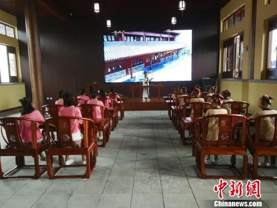 學(xué)生們在大原書院誦讀國學(xué)經(jīng)典?！⊥貔i 攝