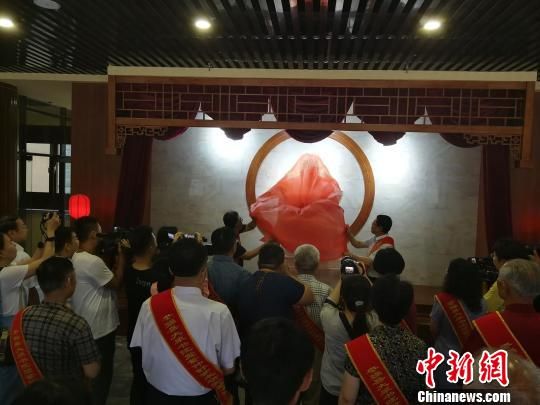 為董子石像揭幕?！⊥貔i 攝