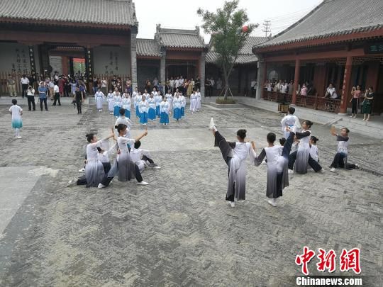 誦讀國學(xué)經(jīng)典展演?！⊥貔i 攝