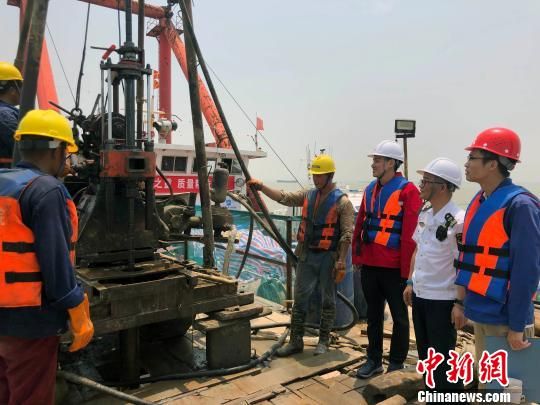 圖為勘察設(shè)計(jì)人員與常熟海事局執(zhí)法船在現(xiàn)場(chǎng)配合鉆探施工?！∥赫?攝