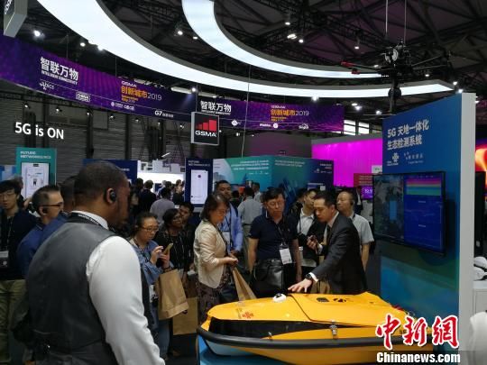 圖為現(xiàn)場人員講解5G“天地一體化”生態(tài)檢測系統(tǒng)。　任柏松 攝