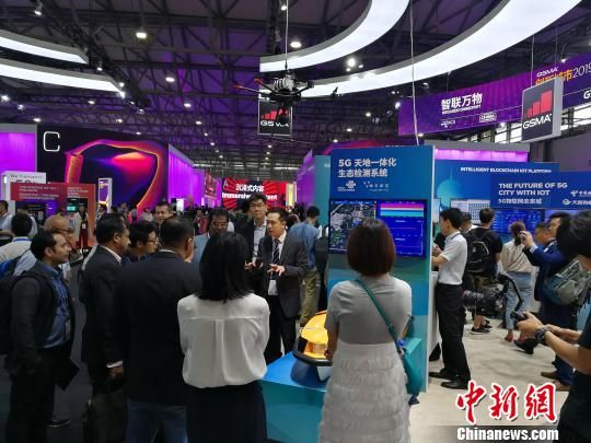 雄安新區(qū)展臺吸引不少眾多觀眾駐足關(guān)注?！∪伟厮?攝
