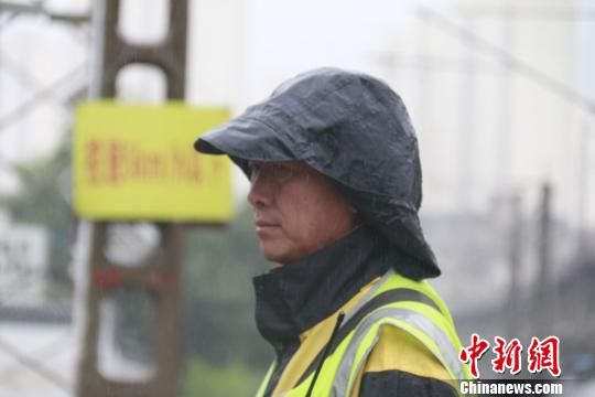 蘭州西工務(wù)段蘭州線路車間防護(hù)員雨中巡查。　王光輝 攝