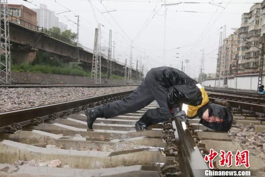 蘭州西工務(wù)段蘭州線路車間職工檢查線路幾何尺寸。　王光輝 攝