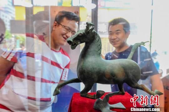 甘肅省博物館將榮登《國家寶藏》的文物銅奔馬和人頭形器口彩陶瓶搬到了絲路如意餐廳，讓顧客在餐廳內(nèi)就能近距離的和文物面對面。　鐘欣 攝