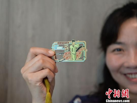 絲路主題餐廳內(nèi)推出的文創(chuàng)產(chǎn)品?！＄娦?攝