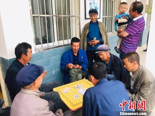 圖為老年人“興趣驛站”中的棋牌組?！“瑧c龍 攝
