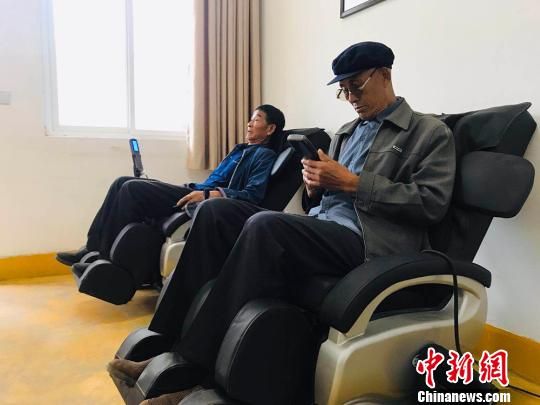 袁家壩村老年人使用按摩椅?！“瑧c龍 攝