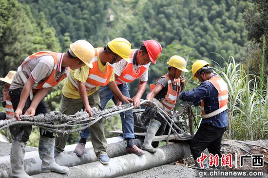 8月13日，融水苗族自治縣境內(nèi)的羅融二級(jí)公路施工路段，工人們正冒著37℃的高溫在進(jìn)行作業(yè)。