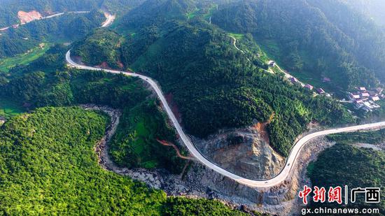 8月13日，正在進(jìn)行收尾施工的羅融二級(jí)公路穿過安太鄉(xiāng)寨懷村路段。