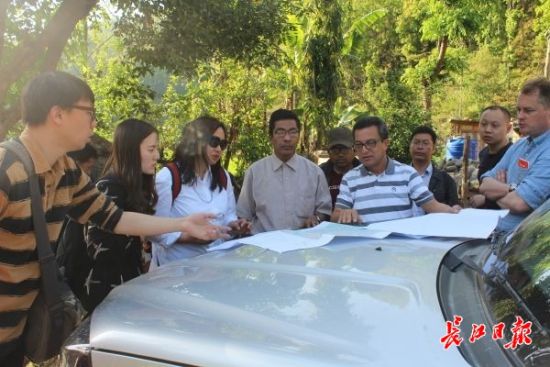 在尼泊爾，武漢市土地利用和城市空間規(guī)劃研究中心設(shè)計(jì)團(tuán)隊(duì)現(xiàn)場(chǎng)踏勘。(武漢市土地利用和城市空間規(guī)劃研究中心 供圖)