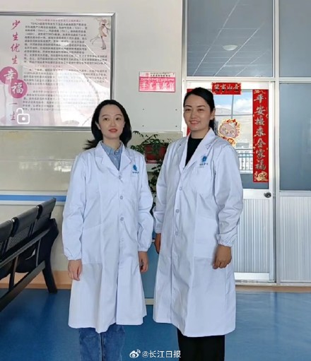 “有醫(yī)生嗎？有人暈倒了！”武漢協(xié)和醫(yī)院援藏醫(yī)療隊員聽到呼救就沖了上去