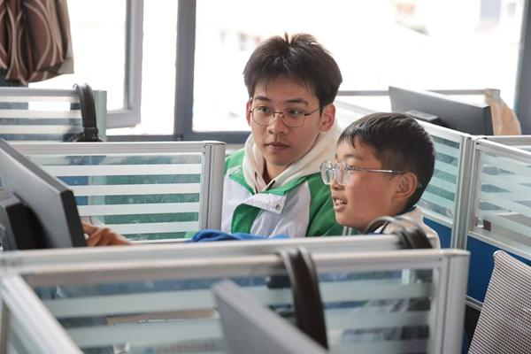 為驗證“高反風(fēng)險預(yù)測”小程序，這群高中生真去了趟高原