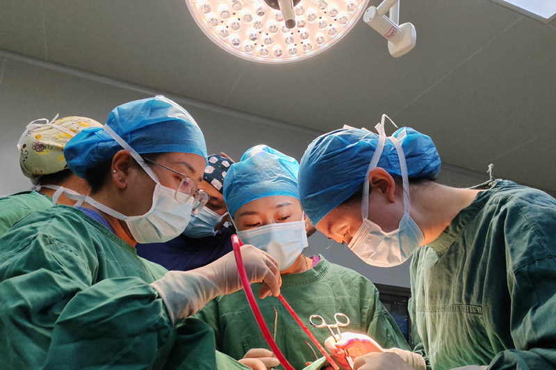 援藏隊員開展手術(shù)。