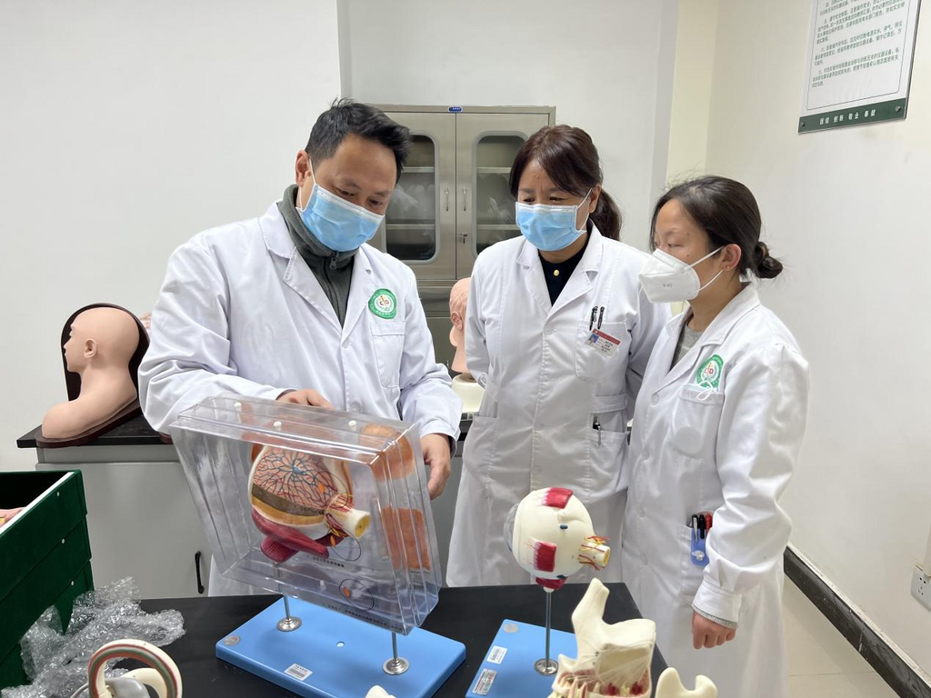 重慶援藏醫(yī)療專家開展“師帶徒”工作。