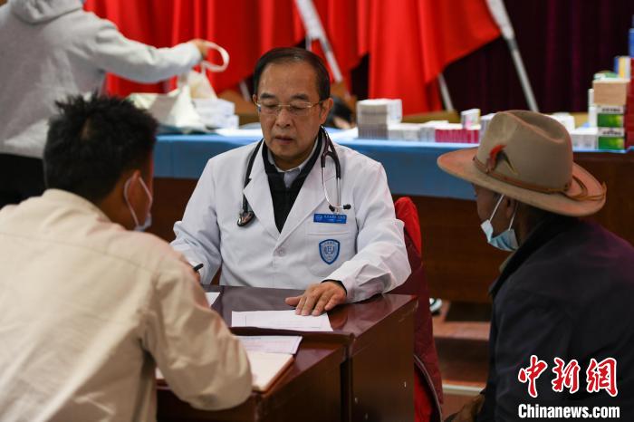 北京大學(xué)人民醫(yī)院心臟中心副主任、博士生導(dǎo)師王偉民為農(nóng)牧民問診?！〗w波 攝