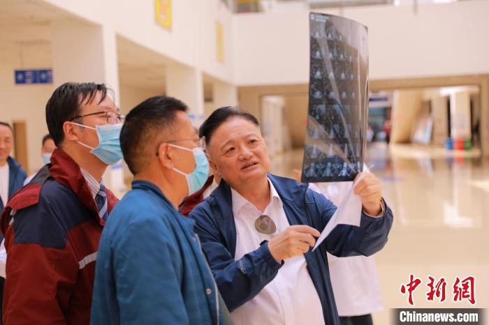 上海專家們采用“一對一”指導(dǎo)等方式，帶動日喀則市人民醫(yī)院科室、醫(yī)生業(yè)務(wù)水平的提升?！∩虾＝淮筢t(yī)學(xué)院供圖