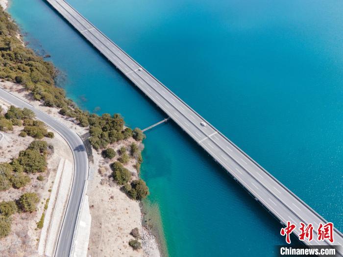 圖為西藏林拉高等級公路多布湖段風(fēng)光?！〗w波 攝