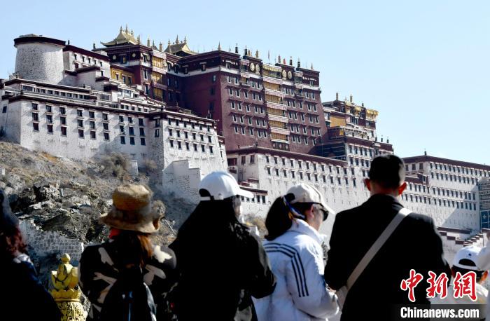 4月17日，游客在拉薩布達(dá)拉宮觀景臺(tái)拍照留念?！±盍?攝