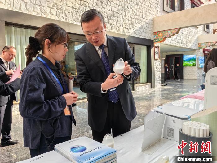 圖為簽約企業(yè)現(xiàn)場推介自己的產(chǎn)品?！≮w延 攝
