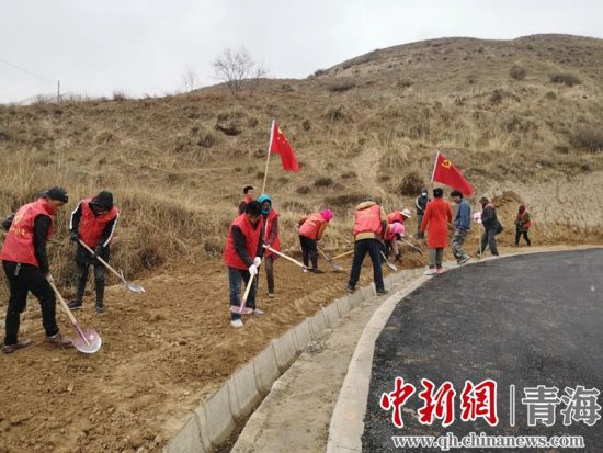 圖為尖扎干部職工生態(tài)建設(shè)和環(huán)境保護(hù)現(xiàn)場。尖宣 供圖