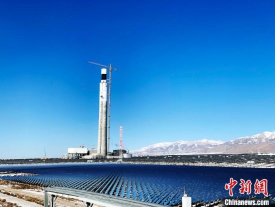 圖為地處柴達木盆地的光伏電站?！O?！z