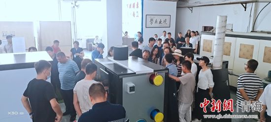 圖為行業(yè)內(nèi)人員進(jìn)行項(xiàng)目參觀。 活動主辦方供圖