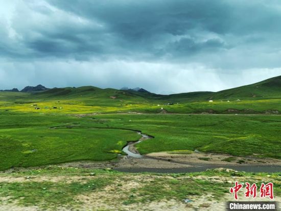 自2005年啟動三江源生態(tài)保護和建設(shè)工程以來，果洛州共治理黑土灘315.11萬畝，使果洛州生態(tài)環(huán)境15年來得到明顯好轉(zhuǎn)?！O睿 攝