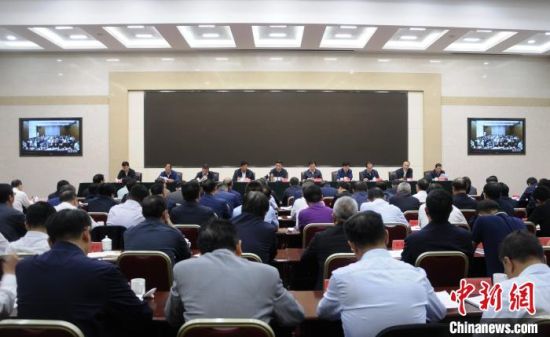  圖為青海省生態(tài)環(huán)境保護(hù)警示教育大會現(xiàn)場?！?zhí)砀！z 　　