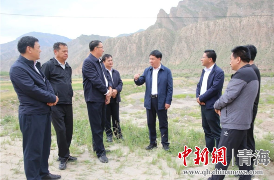 圖為黃南州有關領導現(xiàn)場踏勘、督導生態(tài)環(huán)保責任落實情況現(xiàn)場。黃宣攝