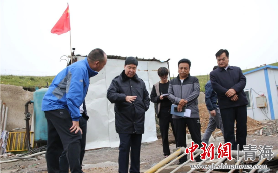 圖為黃南州有關領導現(xiàn)場踏勘、督導生態(tài)環(huán)保責任落實情況現(xiàn)場。黃宣攝