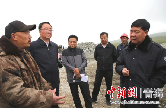 圖為黃南州有關領導現(xiàn)場踏勘、督導生態(tài)環(huán)保責任落實情況現(xiàn)場。黃宣攝