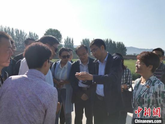 圖為杜德志在基層調(diào)研。受訪者供圖