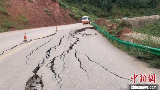 圖為發(fā)生路基下沉滑移險情的路段。果洛公路總段供圖